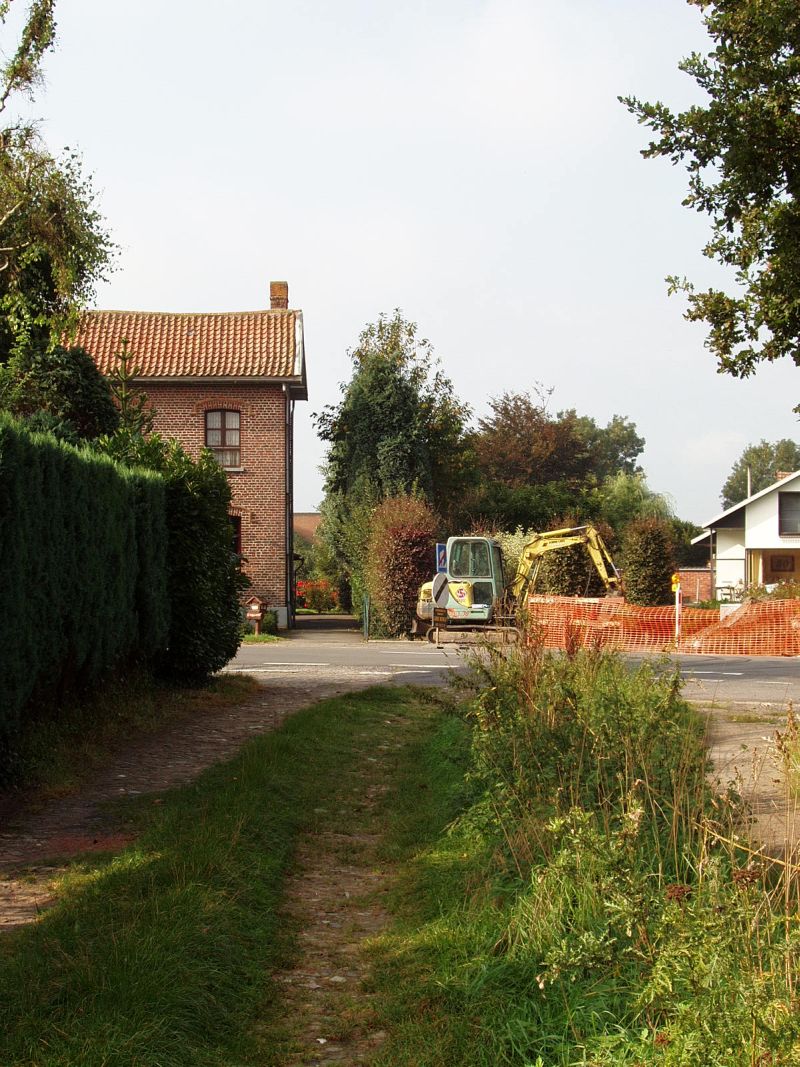 De eerste overweg. Hier kruist het spoor de Rijselstraat en loopt zo verder naar Kortemark.