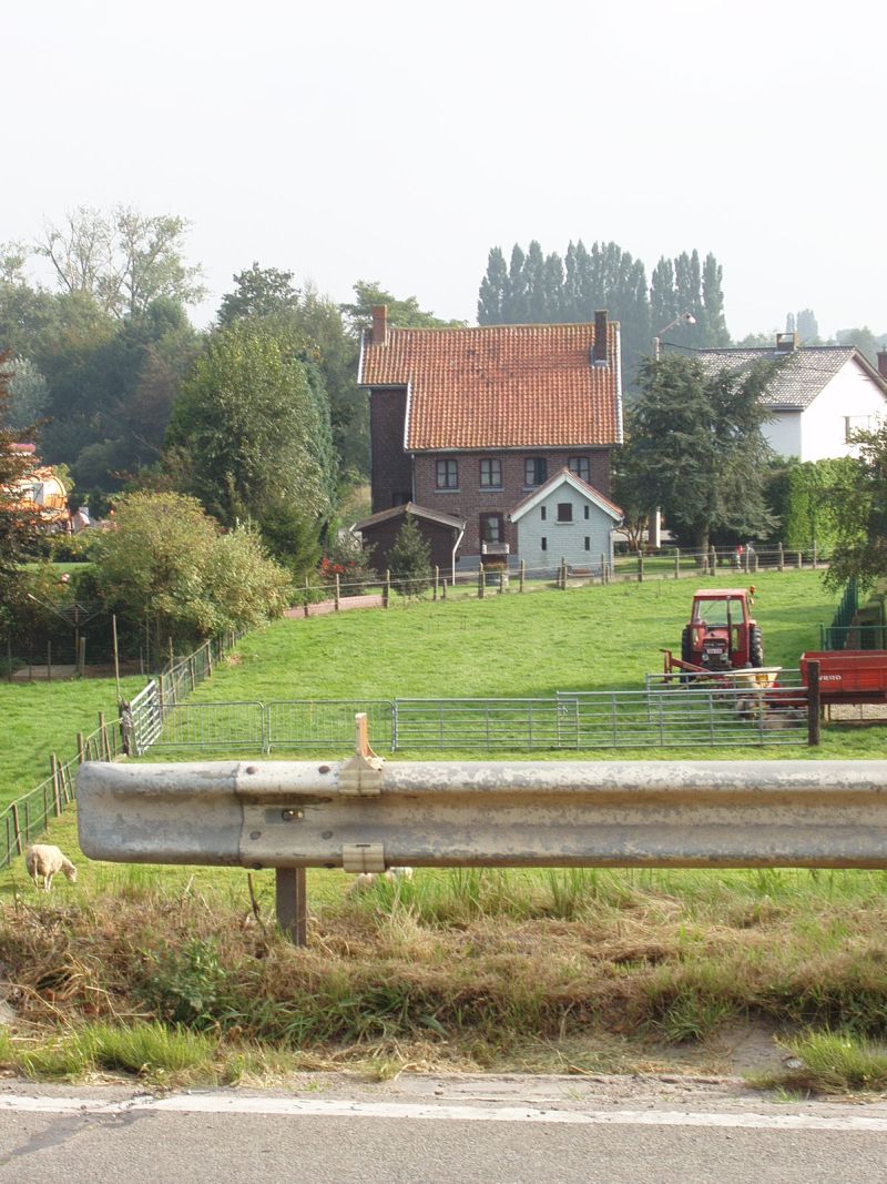 Achterkant van het baanwachtershuis gezien richting Torhout/lijn 66