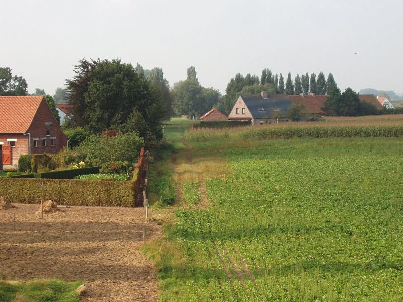 De bedding richting Kortemark vergaat vanaf hier in akker- en weiland