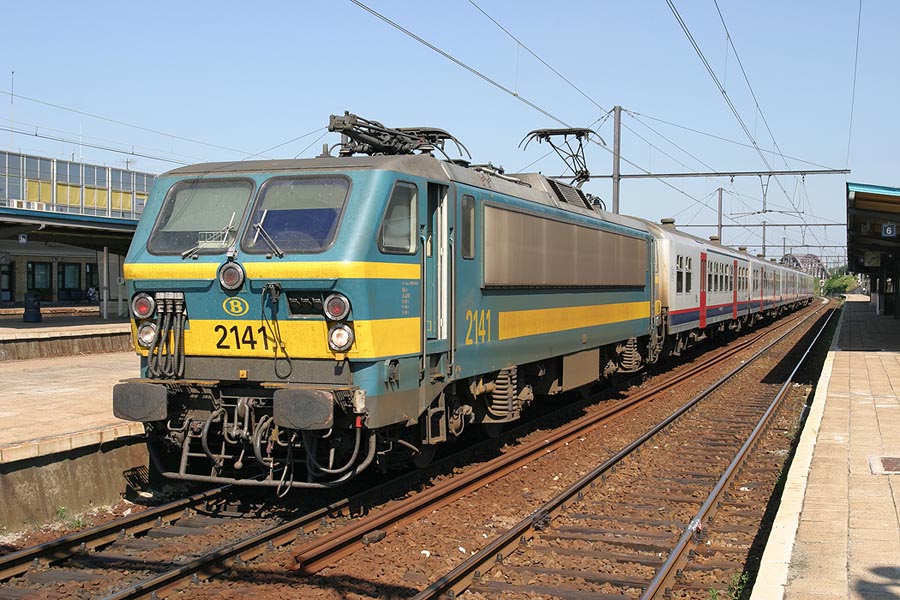HLE 2141 met een stam M4 rijtuigen als IR-f 4134 te Mechelen op 31 augustus 2005
