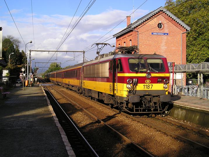 HLE 1187 raast door het wonder mooie station
