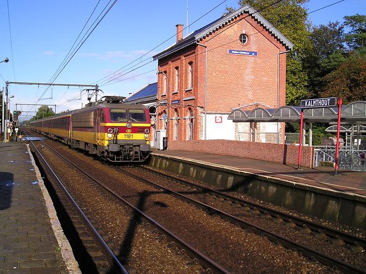 HLE 1181 passeert het mooie station gebouw van kalmthout