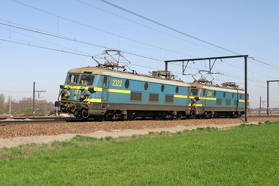 HLE 2322 en 2381 als losse loc trein bij Ekeren op 2 april 2005