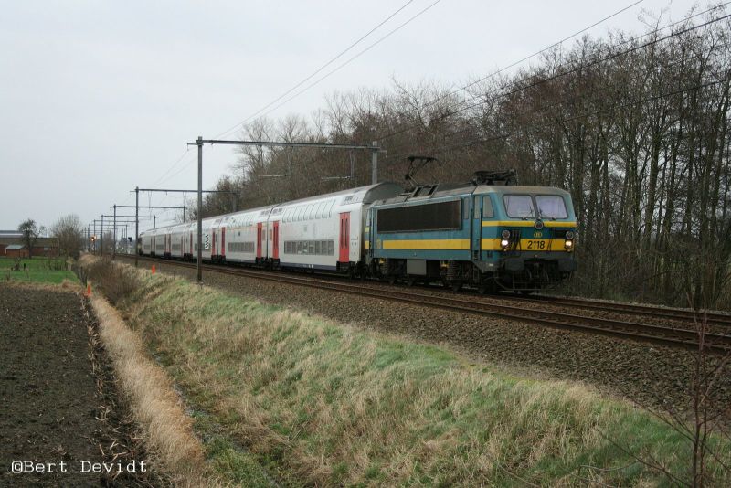De 2118 raast door Torhout met IC-trein 815 richting Kortrijk.