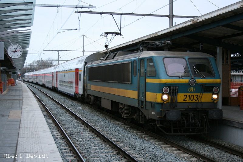 De 2103 staat klaar om L-trein 679 naar Kortrijk te brengen.Brugge 28-01-07.