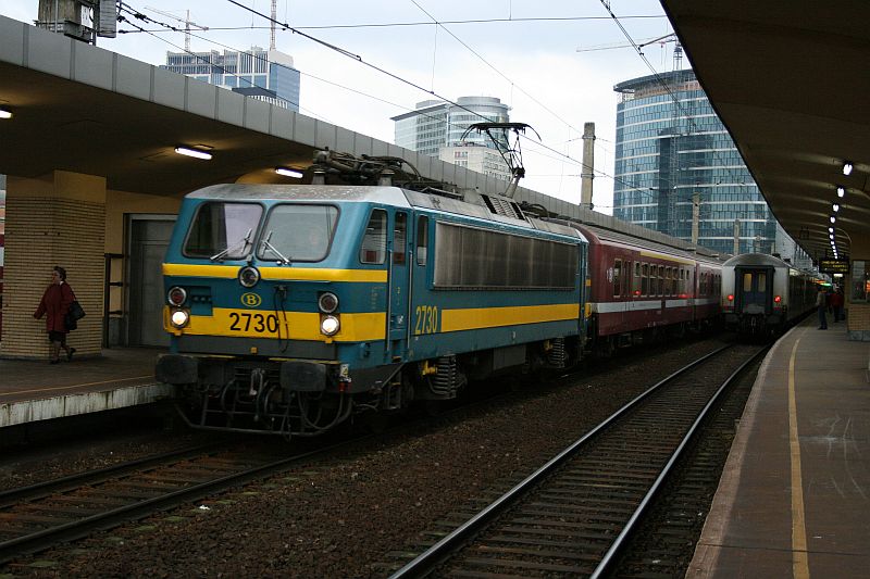 Nog eentje uit Brussel-Noord. De 2730 mux (zonder automatische koppeling) met een sleep bordeaux M4'en. Iets die we niet lang zullen zien rijden.