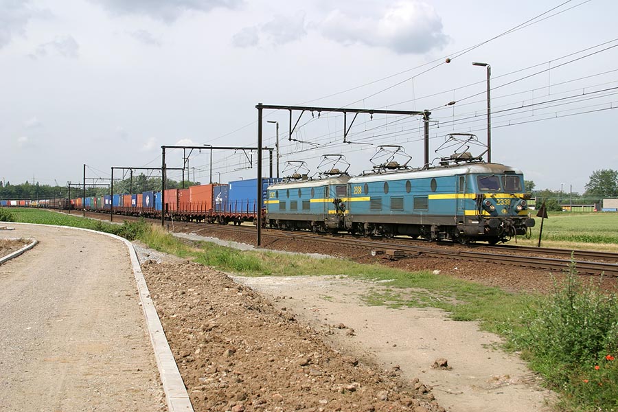 HLE 2338 en 2367 met containertrein bij Ekeren Oude Landen op 26 juni 2004