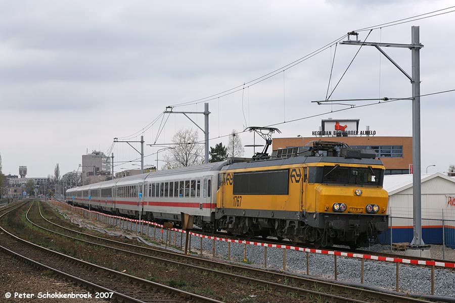 NS-R 1767 met IC 145 op het hulpspoor in Almelo op 9 april 2007.