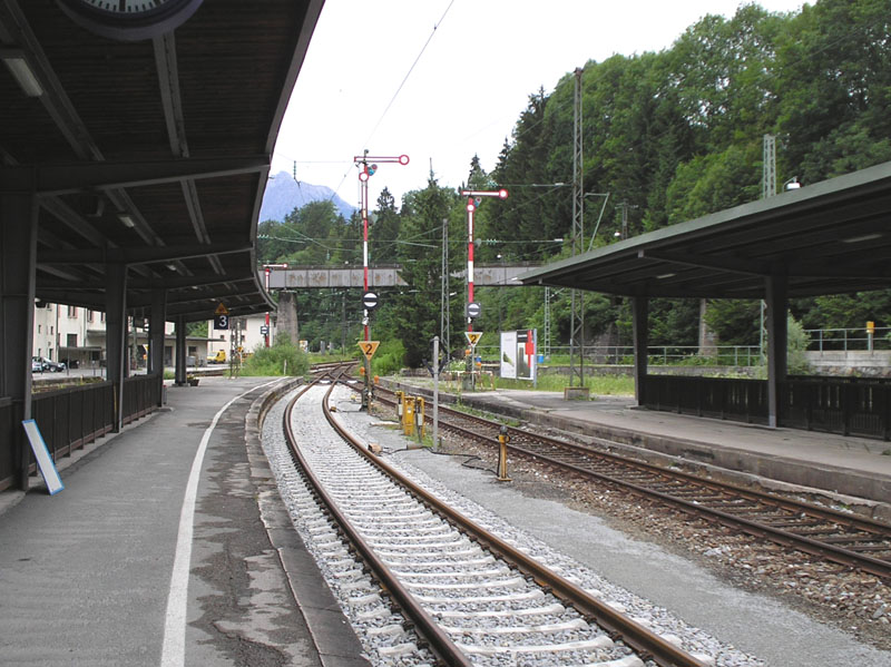Uitrit van het station Berchtesgaden in richting Bad Reichenhall, met nog steeds mechanische seinen