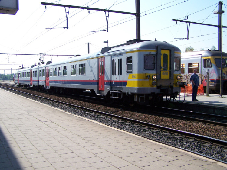 De 660 moet nog even een 41er voorlaten en staat vertrekkensklaar in het station van Herentals.