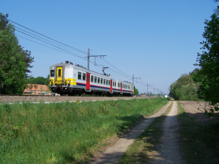 Hier zie je de 660 komende van Turnhout. Hij is nu onderweg naar Herentals. Foto getrokken op Lijn 29 in Lille (tussen Tielen en Herentals)
