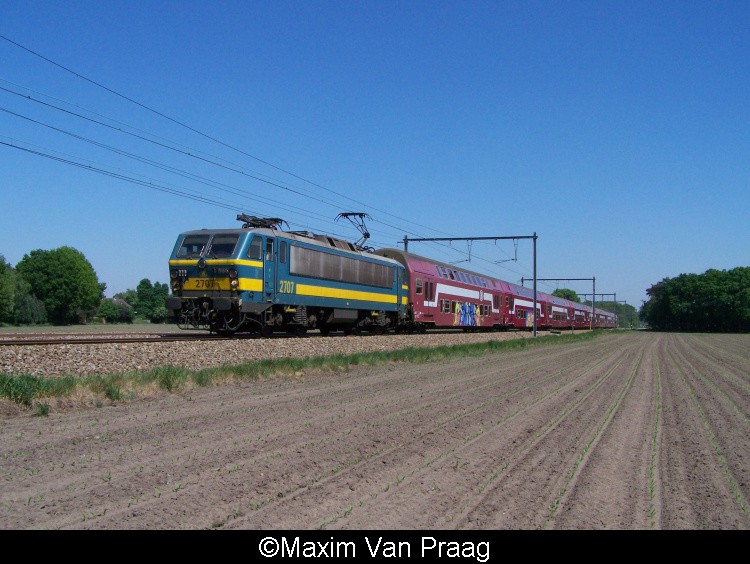 De HLE 2707 is onderweg naar Brussel-Zuid om hopelijk weer geen vertraging op te lopen. Hij passerd hier in Nijlen (L15) op 30april.