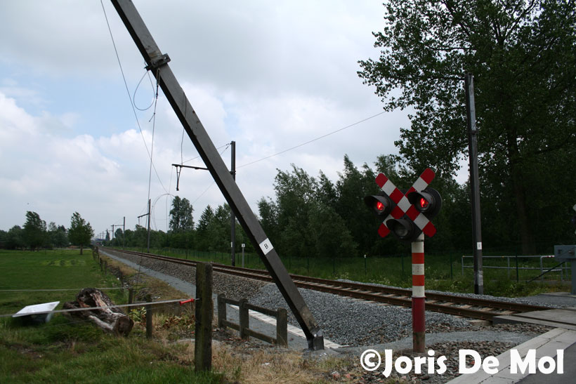 De overweg. Let vooral op de gedraaide palen van de bovenleiding.