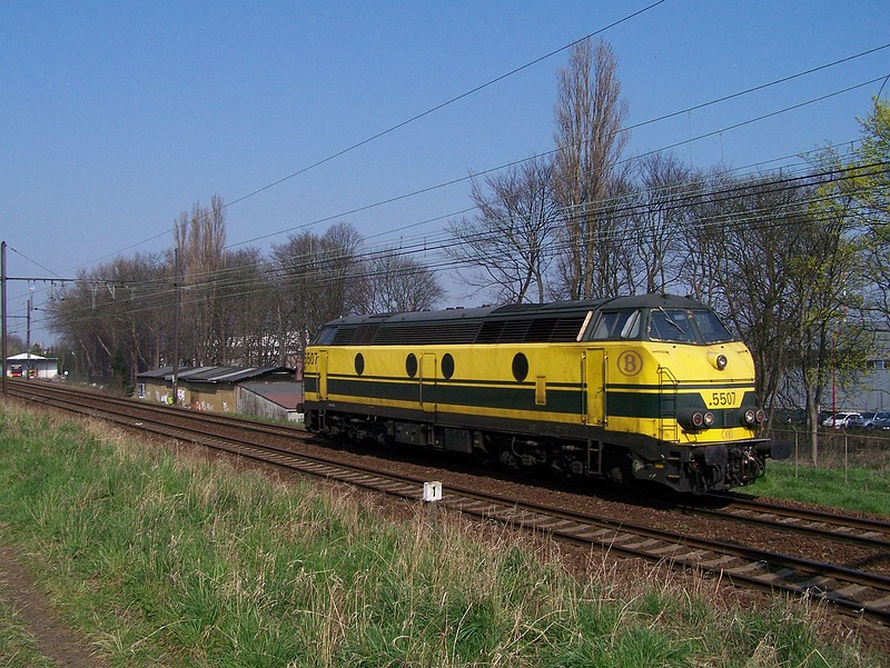Hier de 5507 die eens buiten mag komen  passeerd hier in Deurne op lijn 27A.