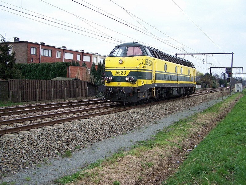DE 5523 rijd los naar zijn thuisbasis Antwerpen-Noord, hij zal waarschijnlijk net los terugkeren van Genk.