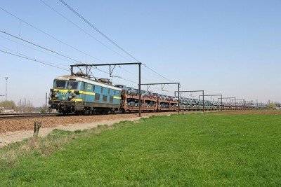 HLE 2372 met Ford-trein bij Ekeren op 2 april 2005