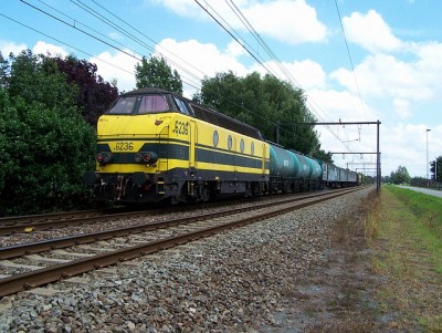 Hier zie je de 6236 aan de staart van de sproeitrein die zich tegen 25km/h naar het station van Lier begeeft (op lijn 15 vlakbij de vertakking met lijn 13.)