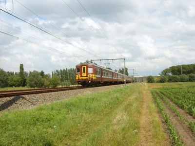 Stel 206 rijdt in gezelschap van een ander stelletje met een dikke tien minuten vertraging op tegenspoor naar Brugge, met een dikke tien minuten vertraging.
