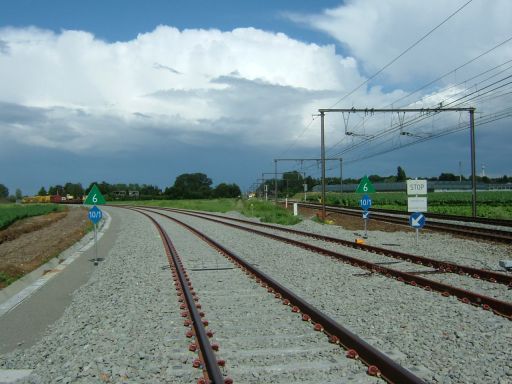 Links lijn 10/1, rechts lijn 59. Zicht in Oostelijke richting.