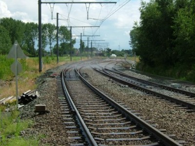 Links lijn 10, rechts 10/1. Men kijkt in Zuidelijke richting (richting lijn 59). Er waren stevige buien geweest, de nevel stijgt op als het zonnetje terug is. Bij deze vertakking lopen de sporen van lijn 10/1 een stukje parallel met lijn 10, blijkbaar om