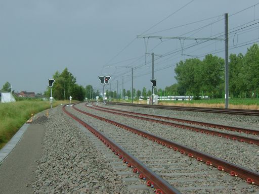 Links lijn 10/1 , rechts lijn 10. Men kijkt in Noordelijke richting (richting Waaslandhaven). Rechts in het groen een Antwerpse tram op de keerlus van Zwijndrecht.