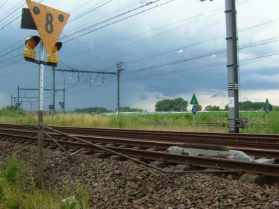 Y Lijn 59 en Lijn 10 in Zwijndrecht. Lijkt wel een fluwelen krokodil. De 80 km/uur is voor de andere aansluiting 1 km verder tussen L 59 en 10/1 en is blijkbaar maar over 100 meter nodig, blijkbaar enkel de wissel zelf dus (reden ?).