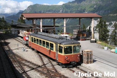 De 23 van de LBM is enkele goederen aan het laden in het goederenstationnetje van Mürren. Het kleine goederewagentje bevindt zich achter het stel. 25/07/2007.<br />Mürren kan niet met de wagen bereikt worden, vandaar dat alle personen/goederenverkeer hier over