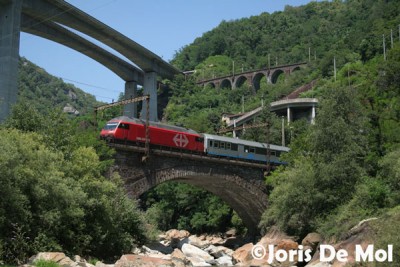 Een Re 460 is opweg met een CIS Alpino naar Milaan, en heeft zonet de Gotthard Süd-Rampe achter zich. Giornico, 16/07/2007.