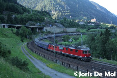 Deze trein MOEST op foto. De autotrein Zürich-Villa San Giovanni, die aan z'n laatste seizoen bezig is. Helaas is om 18.40 u de zon al achter de bergen verdwenen op het fotopunt... Wassen, 15/07/2007.