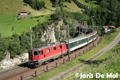 Een Re 4/4&amp;quot; is opweg naar Zürich met een IR-trein. Wassen, 15/07/07.