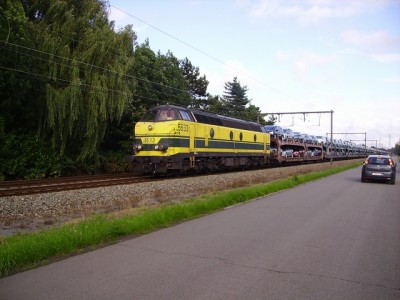 De 5533 met de fordtrein naar Vlissingen op vrijdag, enkel die oene die juist nu moet leren autorijden stoort wat op de foto.