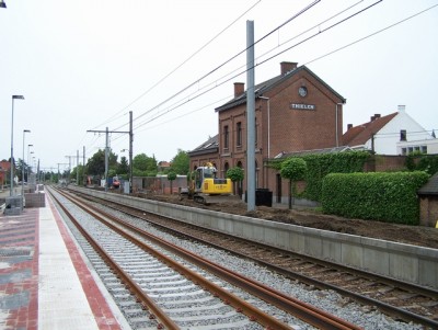 Het stationsgebouw, je ziet de hogere palen waar men de nieuwe bovenleiding zal aan monteren, ze zal nu 2 sporen moeten overbruggen.