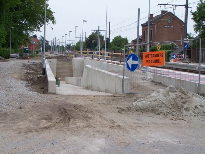 De voormalige overweg is verdwenen en moest plaat maken voor nieuwe, verlengde perrons, in plaats hiervan werd een voetgangerstunnel geplaatst, de auto's dienen rond het station te rijden.