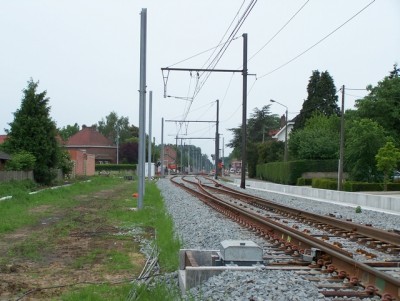 Hier zien we een aftakking naar rechts dat het nieuwe zijspoor word voor het uitwijkspoor te Tielen. (gezien richting Herentals)