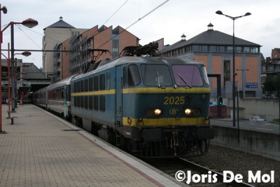 De 2025 rijdt met de EC Jean Monnet Brussel-Basel buiten uit het station van Namen. 11/07/2007.