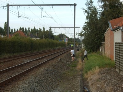 De overweg waar de auto gegrepen is in de achtergrond gefotografeerd vanaf de grote overweg.