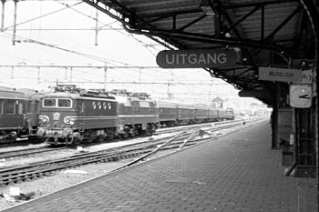 Richtingbord met vertrektijd voor een trein naar Brussel Zuid vanaf spoor 4a te Roosendaal. (Foto van Nico Spilt)