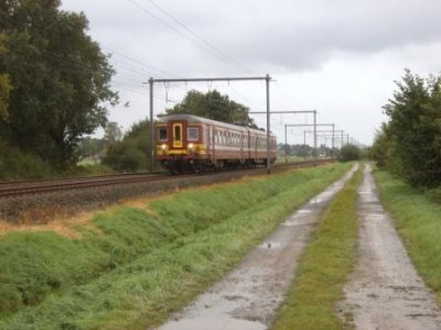 Stel 183 verzekert een L-trein Kortrijk - Brugge, hier bij doortocht tussen Zedelgem en Loppem.