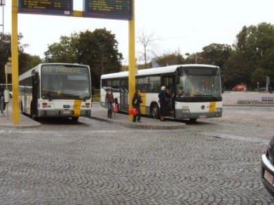 De 220213 (rechts) verzekert de vervaning voor de stoptrein Brugge - Gent-Sint-Pieters, een traject dat hij in 2 uur en 6 minuten aflegt langs de meest onbedenkelijke boerenwegen.