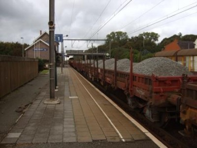 Voor één keer geen treintjes die aan 140 km/u het station van Beernem doorkruisen, maar wel werktreinen die rustig hun beurt afwachten om ingezet te worden.