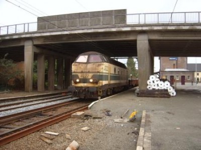 De 6222 al grommend onder de brug van het station van Beernem.