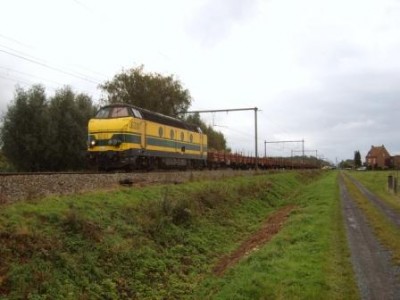 De 6201 met een werktrein aan de haak om de uitgegraven aarde weg te voeren.