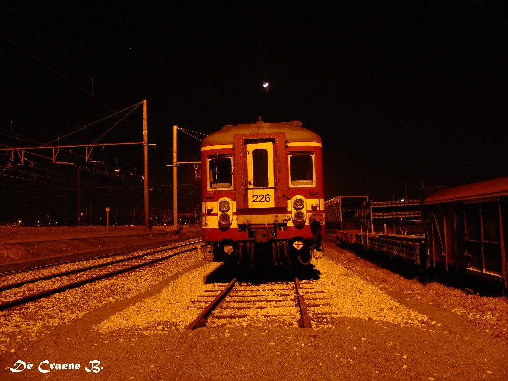 nachtfoto met de maan erbij