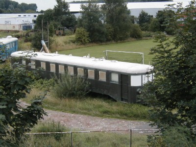 Is dit ook een schienenbus of een bijwagen? Ik denk een schienenbus.