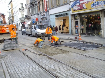 De oorzaak: een gat in het wegdek door een ingestorte riolering.