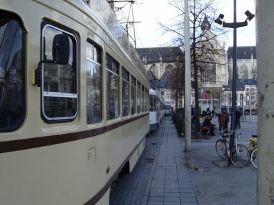 PCC's van lijn 8 wachten op de keerlus Groenplaats op hun volgende rit.