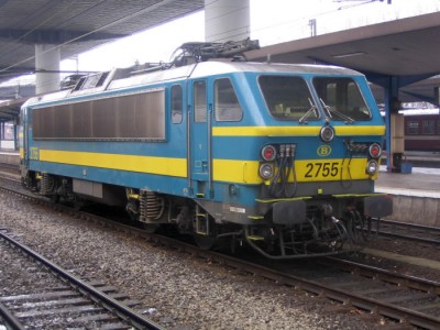HLE 2755 in het donkere, grijze Charleroi-Zuid op 28/02/2004.