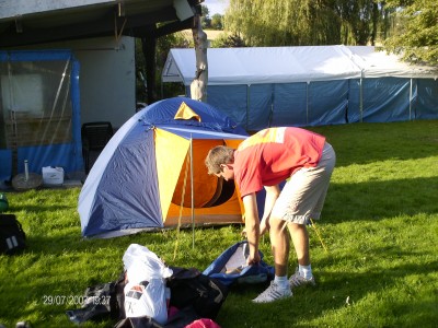 Mijn supertent, voorzien van voor- en achterdeur...euh, toegansscherm. :-p