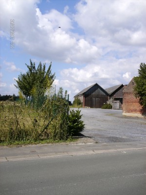 Hier lag vroeger de vertakking naar Ath (L94, links) en Lessines (L87, rechts).
