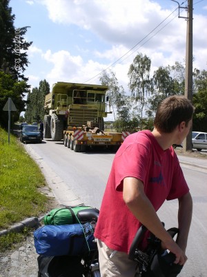 We naderen stilaan Quenast, waar deze mastodont per dieplader vertransporteerd wordt.